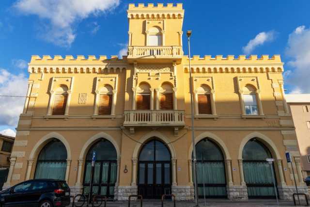Bari, quell'antica dimora sul mare che sembra un piccolo castello: � l'eclettica Villa Rosa